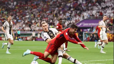 בלם נבחרת גרמניה ניקו שלוטרבק עוצר את חלוץ נבחרת ספרד אלברו מוראטה. Julian Finney,GettyImages