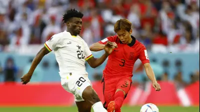 שחקן נבחרת גאנה, מוחמד קודוס, מול שחקן נבחרת דרום קוריאה, קים ג'ין-סו. רויטרס