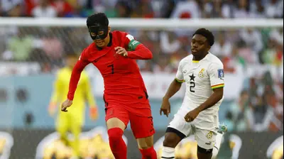 שחקן נבחרת גאנה, טאריק לאמפטיי, מול שחקן נבחרת דרום קוריאה, סון יונג-מין. רויטרס