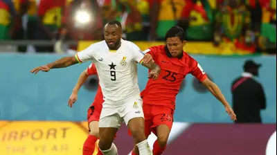 שחקן נבחרת גאנה, ג'ורדן איוו מול שחקן נבחרת דרום קוריאה, ג'ונג וו-יאונג. רויטרס