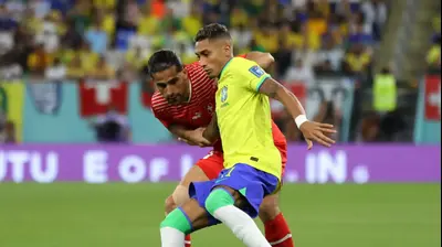 שחקן נבחרת ברזיל ראפיניה לפני שחקן נבחרת שוויץ ריקרדו רודריגס. רויטרס