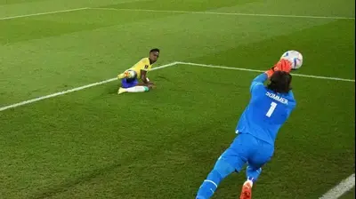 שוער נבחרת שוויץ יאן זומר הודף בעיטה של שחקן נבחרת ברזיל ויניסיוס. רויטרס