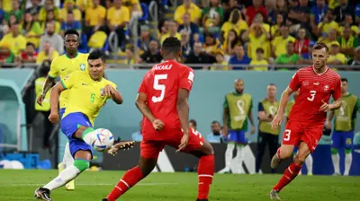 שחקן נבחרת ברזיל קאסמירו כובש נגד שוויץ, מנואל אקאנג'י מנסה לחסום. Matthias Hangst,GettyImages