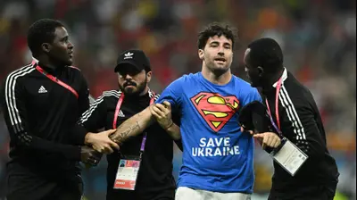 אוהד פורץ למשחק של פורטוגל-אורוגוואי, על חולצתו הכיתוב: תשמרו על אוקראינה. רויטרס