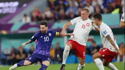 שחקן נבחרת ארגנטינה ליאונל מסי מול שחקן נבחרת פולין קמיל גליק. רויטרס