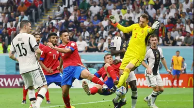 חואן פאבלו ורגאס שחקן נבחרת קוסטה ריקה כובש מול מנואל נוייר שוער נבחרת גרמניה. רויטרס