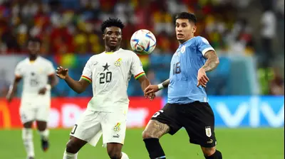 מתיאס אוליברה, שחקן נבחרת אורוגוואי לצד מוחמד קודוס, שחקן נבחרת גאנה. רויטרס