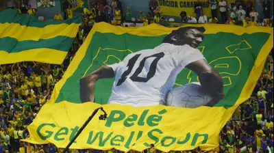 אוהדי נבחרת ברזיל מעודדים את פלה. רויטרס