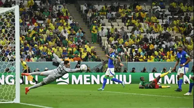 ונסו אבובקאר חלוץ נבחרת קמרון בועט לשער של ברזיל. רויטרס