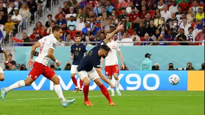 חלוץ נבחרת צרפת אוליבייה ז'ירו כובש מול פולין. רויטרס