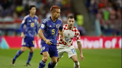 יוטו נגאטומו, שחקן נבחרת יפן לצד יוסיפ יוראנוביץ', שחקן נבחרת קרואטיה. רויטרס