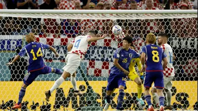 איבן פרישיץ' שחקן נבחרת קרואטיה נוגח לרשת נבחרת יפן. רויטרס