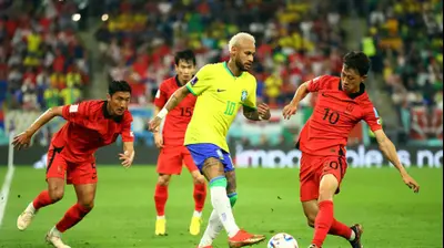 לי ג'ה-סונג, שחקן נבחרת דרום קוריאה לצד ניימאר, שחקן נבחרת ברזיל. רויטרס
