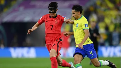 מרקיניוס, שחקן נבחרת ברזיל לצד סון יונג-מין, שחקן נבחרת דרום קוריאה. רויטרס