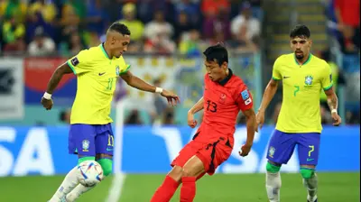 ראפיניה, שחקן נבחרת ברזיל לצד סון-ג'ון הו, שחקן נבחרת דרום קוריאה. רויטרס