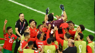 שחקני נבחרת מרוקו חוגגים העפלה לרבע גמר מונדיאל קטאר 2022. רויטרס