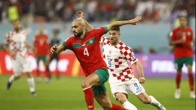 שחקן נבחרת קרואטיה, אנדריי קרמאריץ', מול שחקן נבחרת מרוקו, סופיאן אמרבאט. רויטרס