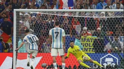 גמר מונדיאל 2022: ליאונל מסי שחקן נבחרת ארגנטינה מכניע את הוגו לוריס שוער נבחרת צרפת בפנדל. רויטרס
