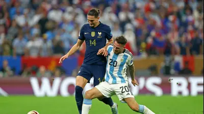 גמר מונדיאל 2022: שחקן נבחרת ארגנטינה, אלכסיס מקאליסטר מול אדריאן ראביו, נבחרת צרפת. רויטרס