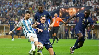 גמר מונדיאל 2022: שחקן נבחרת צרפת, אדריאן ראביו, מול ליאונל מסי, נבחרת ארגנטינה. רויטרס