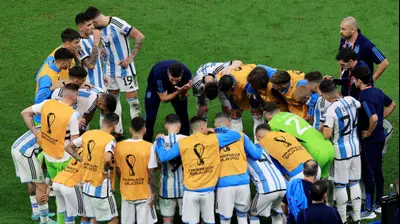גמר מונדיאל 2022: מאמן נבחרת ארגנטינה ליאונל סקאלוני עם שחקניו. Buda Mendes,GettyImages