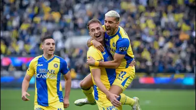 אבי ריקן עם אנריק סבוריט שחקני מכבי תל אביב חוגגים. אריאל שלום