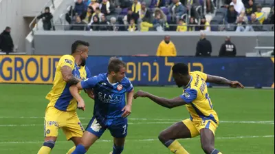 סמי בוראר שחקן הפועל חדרה בין דריק לוקאסן, שחר פיבן שחקני מכבי תל אביב. שלומי גבאי