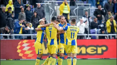 שחקני מכבי תל אביב חוגגים עם ג'ורג'ה יובאנוביץ'. אריאל שלום