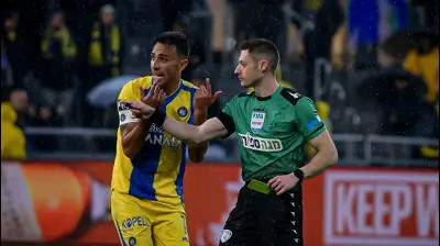 שחקן מכבי תל אביב ערן זהבי עם שופט כדורגל דוד פוקסמן. אריאל שלום