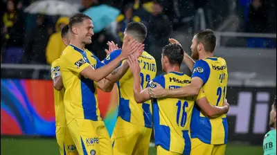 שחקני מכבי תל אביב חוגגים. אריאל שלום