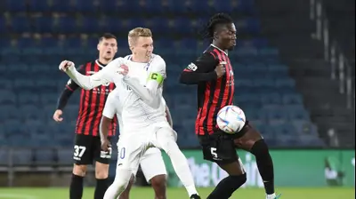 שחקן עירוני קרית שמונה סמואל בראון מול שחקן הפועל ירושלים אלוז' יאו. ברני ארדוב