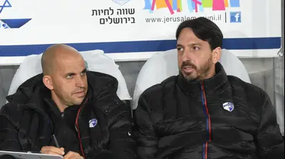 מאמן עירוני קרית שמונה ניר ברקוביץ' עם רביד גזל. ברני ארדוב