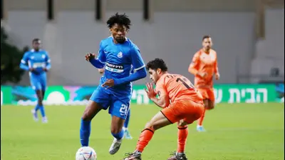 זקאריה מוגיס שחקן מ.ס. אשדוד מול סתיו ישראלי שחקן סקציה נס ציונה. קובי אליהו