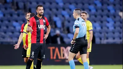 שחקן הפועל חיפה אליאל פרץ עם השופט גל לוי. מאור אלקסלסי