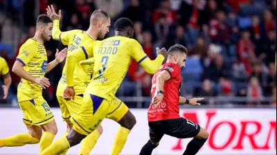 שחקן הפועל חיפה אלון תורג'מן מול בני ריינה. מאור אלקסלסי