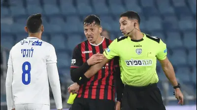 שופט כדורגל ניב שטייף עם שחקן הפועל ירושלים גיא בדש. ברני ארדוב