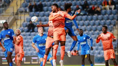 אנז' פרדי פלומן שחקן סקציה נס ציונה נוגח לפני זקאריה מוגיס שחקן מ.ס. אשדוד. קובי אליהו