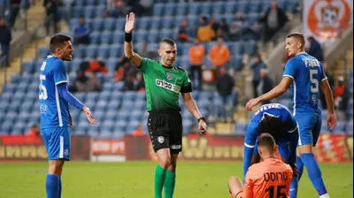 מג'ד רושרוש שופט כדורגל עם שחקני מ.ס. אשדוד. קובי אליהו