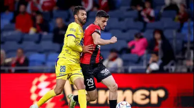 שחקן הפועל חיפה איתי בוגנים מול שחקן בני ריינה נאעל חוטבא. מאור אלקסלסי