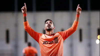 אלמוג בוזגלו שחקן סקציה נס ציונה חוגג שער. קובי אליהו