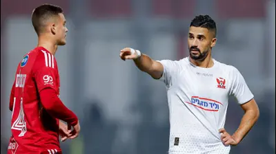 בירם כיאל שחקן בני סכנין מול אל ים קנצפולסקי שחקן הפועל תל אביב. מאור אלקסלסי