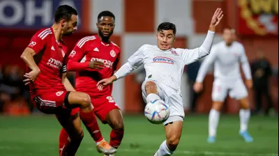 סאהר תאג'י שחקן בני סכנין מול אבו דוסו, דן איינבינדר שחקני הפועל תל אביב. מאור אלקסלסי