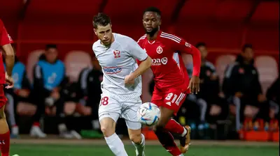 גיא מלמד שחקן בני סכנין לפני אבו דוסו שחקן הפועל תל אביב. מאור אלקסלסי