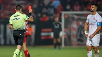 רועי ריינשרייבר שופט כדורגל שולף כרטיס אדום לעבר בירם כיאל שחקן בני סכנין. מאור אלקסלסי