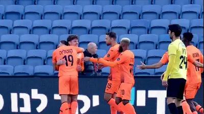 שחקני סקציה נס ציונה חוגגים עם יוני סטויאנוב. קובי אליהו