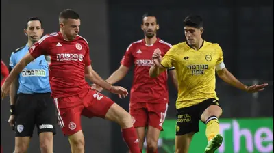 עומרי גנדלמן שחקן מכבי נתניה מול ארי כהן שחקן הפועל תל אביב. ברני ארדוב