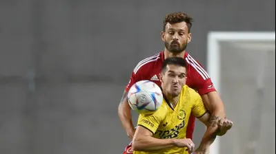 שחקן הפועל תל אביב, אדי גוטליב, מול שחקן מכבי נתניה איגור זלאטנוביץ'. ברני ארדוב