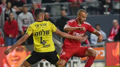 שחקן הפועל תל אביב, קייס גאנם מול שחקן מכבי נתניה רז שלמה. בני בן סימון 