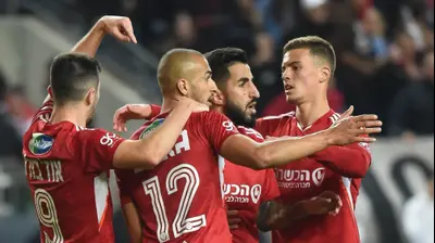 שחקני הפועל תל אביב, אל ים קנצפולסקי, בן ביטון, קייס גאנם, אלן אוז'בולט. ברני ארדוב