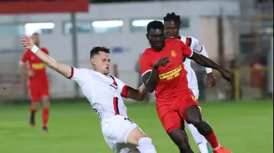 אבנעזר ממאטה, שחקן מ.ס. אשדוד לצד אונדז'יי באצ'ו, שחקן הפועל ירושלים. דני מרון